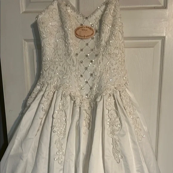 Elegant White Wedding Dress Size 12W, 006 - Picture 5 of 10